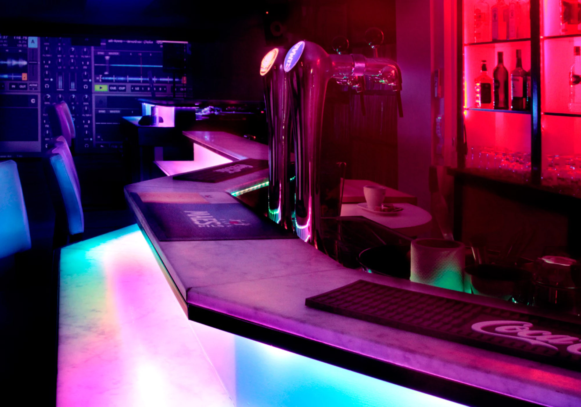 Foto van The Long Play Bar